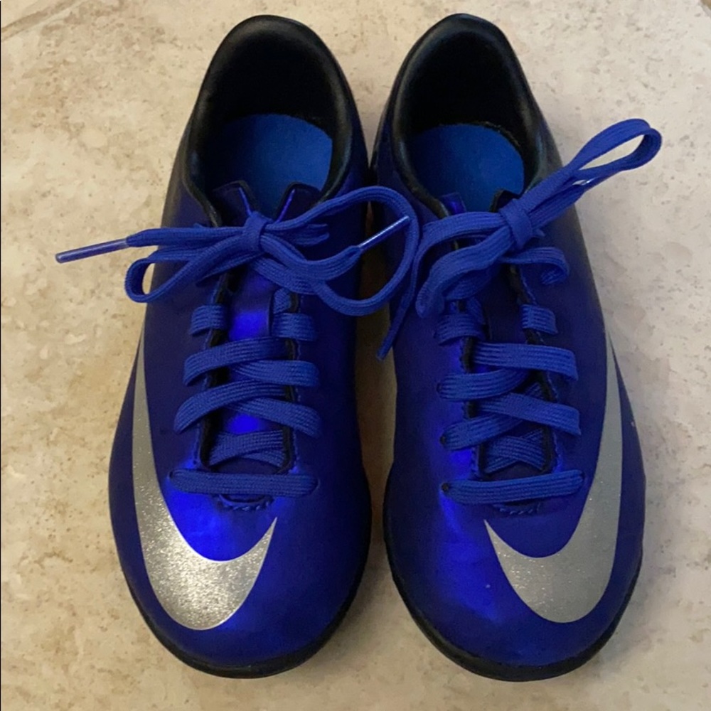 Nike little kids CR7 Indoor Soccer Shoes